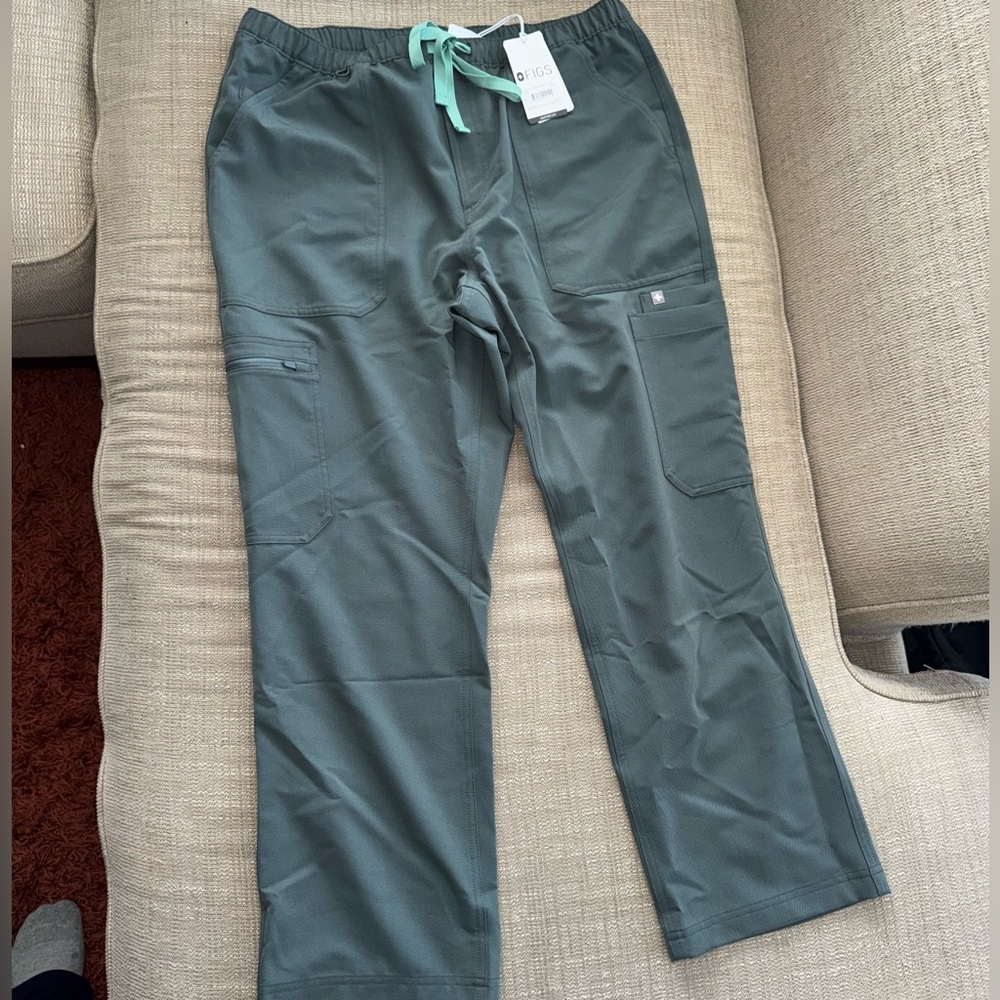 NWTs Mens FIGS Cairo Cargo Scrub Pant Size Large Short in Moss
